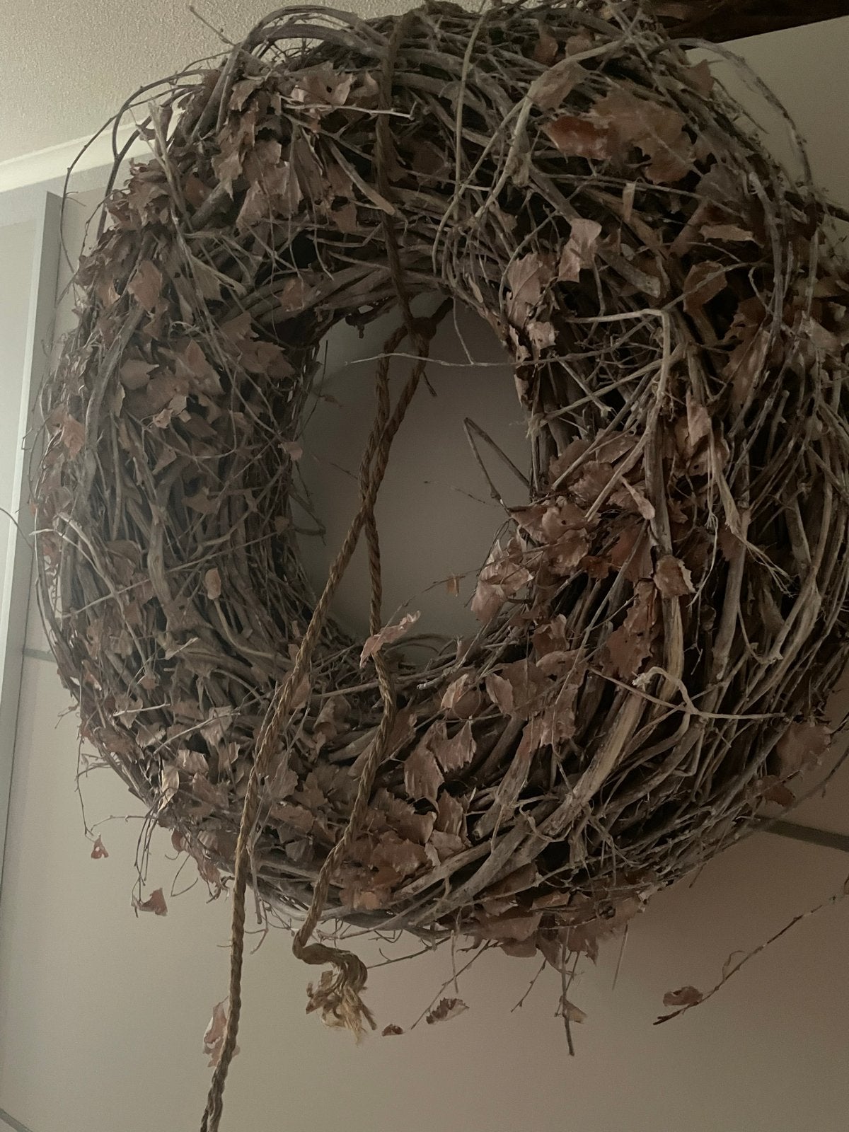Decoratieve takkenkrans met bespoten bladeren - 60 cm, Gebruikt, Krans, Ophalen of Verzenden, Natuurlijk materiaal
