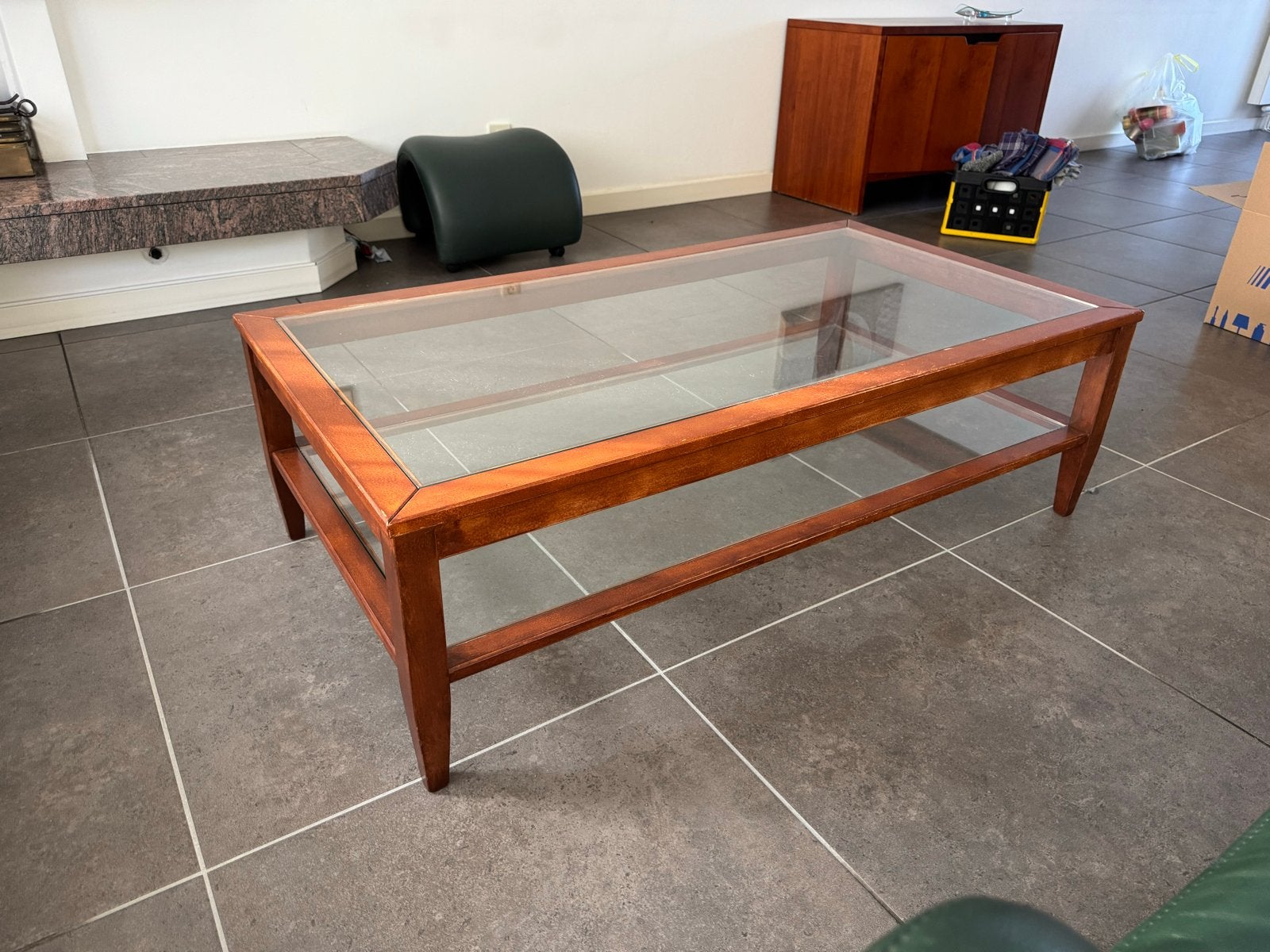 Kersenhouten salontafel met glazen blad en plank, Ophalen, Gebruikt, 100 tot 150 cm, 50 tot 100 cm