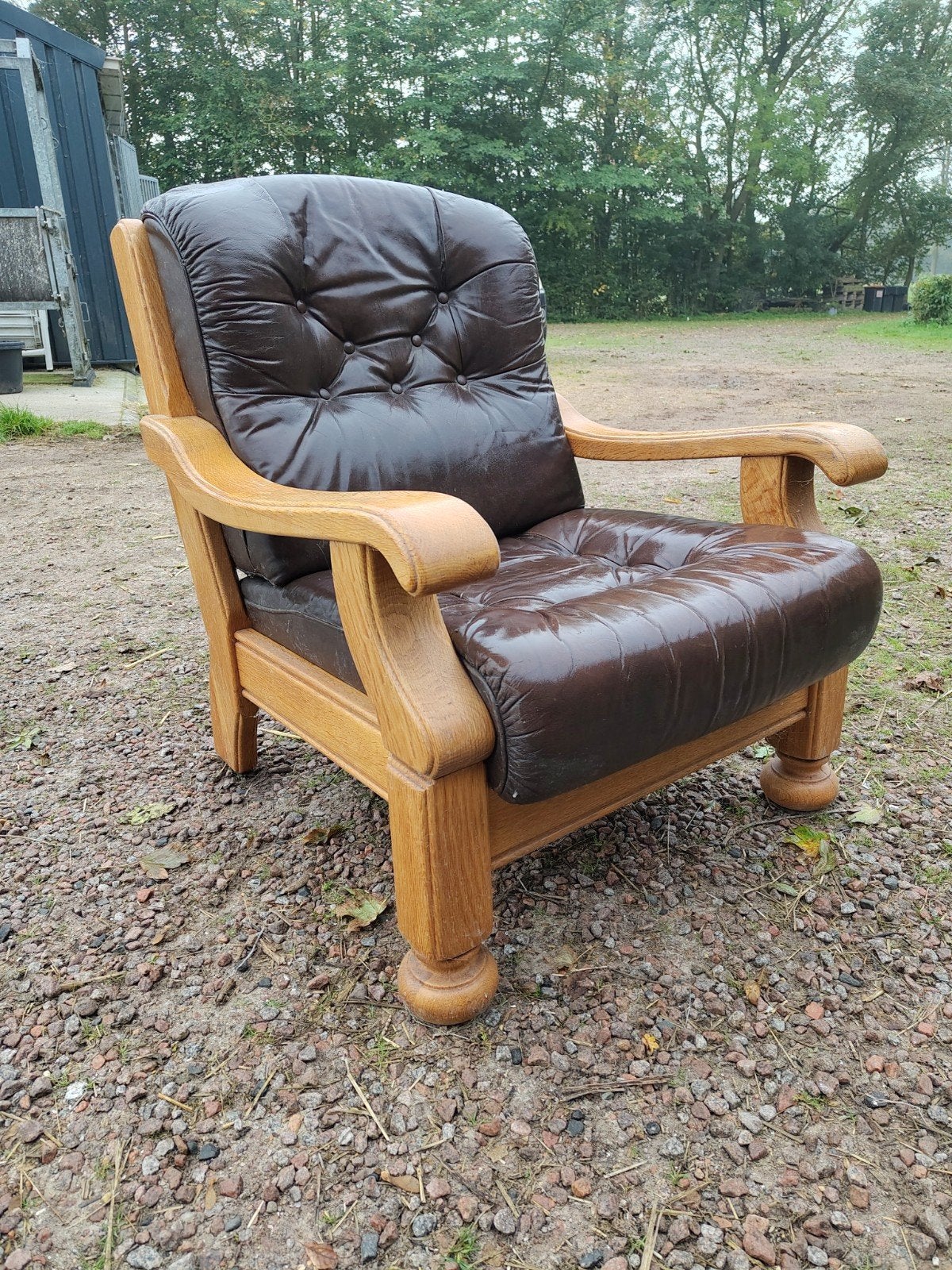Vintage fauteuil met houten frame en bruin lederen kussens, Huis en Inrichting, Ophalen, Gebruikt, Vintage, 50 tot 75 cm