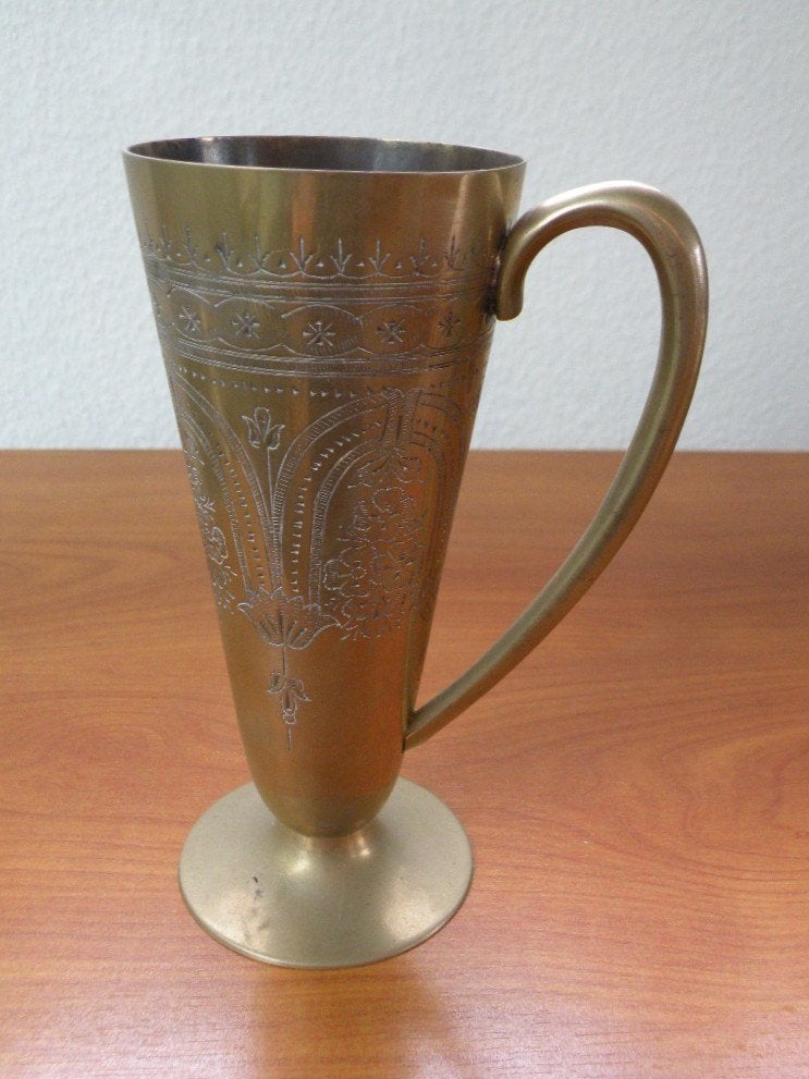 Beker met oor. Zilverkleurig.  Hoogte 17,5 cm., Ophalen of Verzenden
