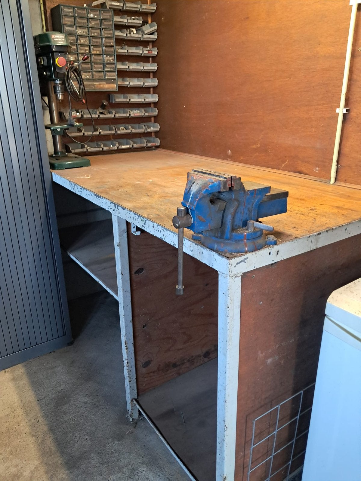 Stalen werkbank met houte blad, Doe-het-zelf en Verbouw, Werkbanken, Ophalen, Gebruikt, 170 cm of meer, Bankschroef