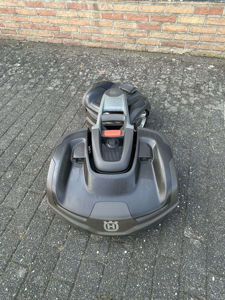 Husqvarna AUTOMOWER 435 X AWD, aanleg met begrenzingsdraad, Ophalen, Gebruikt, Jool-Hulstraat 20-22, 1305AC Almere, Bestuurbaar via app