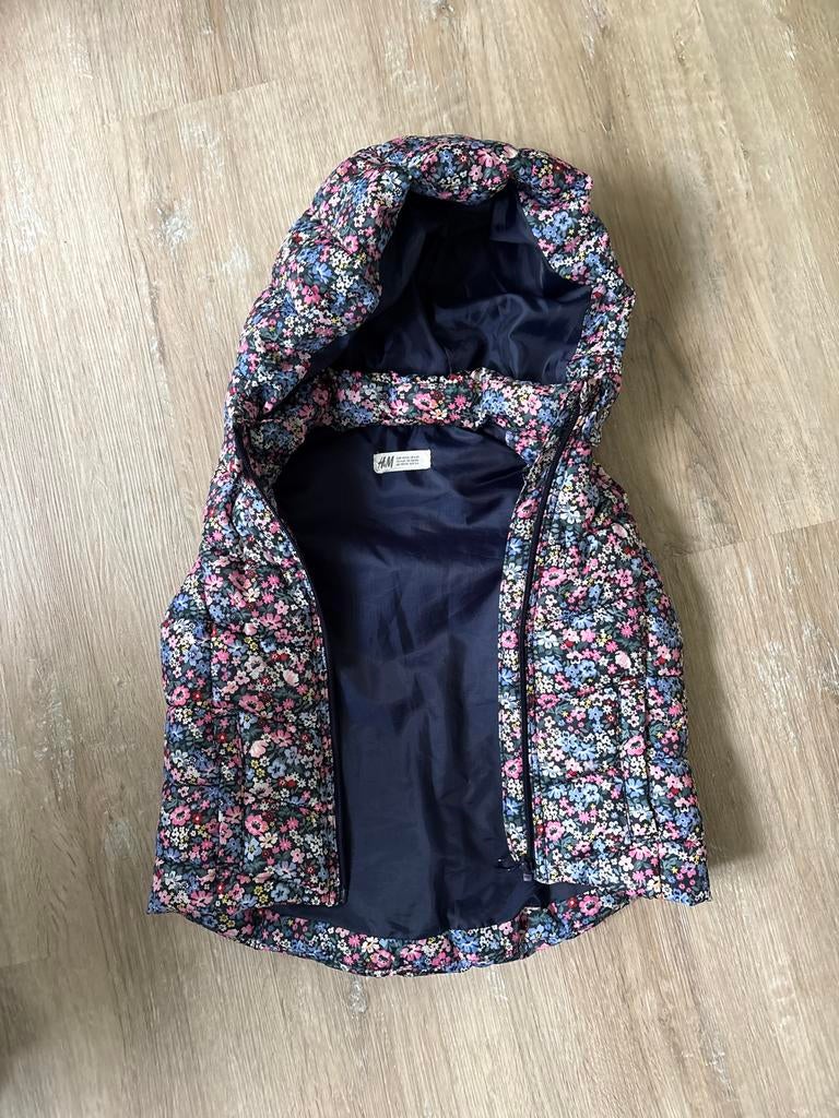 H&M bloemenprint bodywarmer met capuchon maat 110/116, Ophalen of Verzenden, Zo goed als nieuw, Meisje