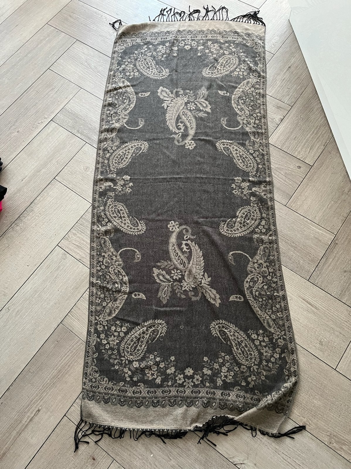Mooie sjaal met paisley patroon, Ophalen of Verzenden, Zo goed als nieuw, Maat 46/48 (XL) of groter, Sjaal