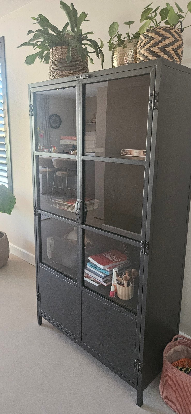 Zwarte metalen vitrinekast Kwantum, Huis en Inrichting, Kasten | Vitrinekasten, Met deur(en), Industrieel, Modern, Zo goed als nieuw