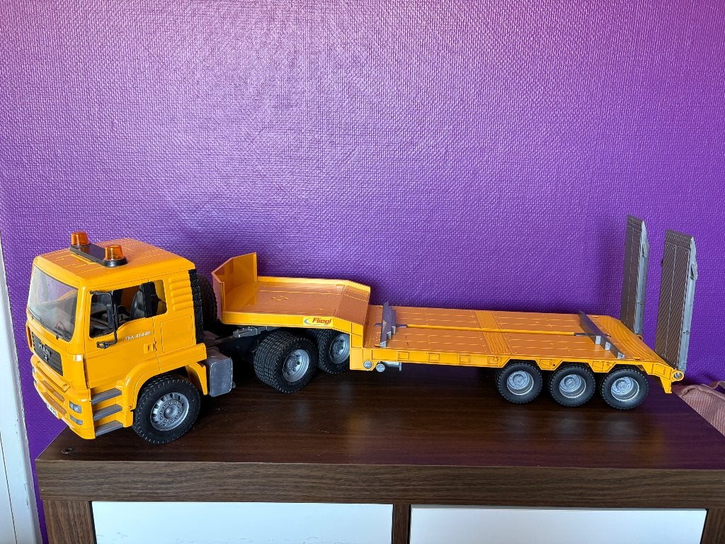 MAN vrachtwagen met dieplader ( Bruder), Ophalen, Gebruikt