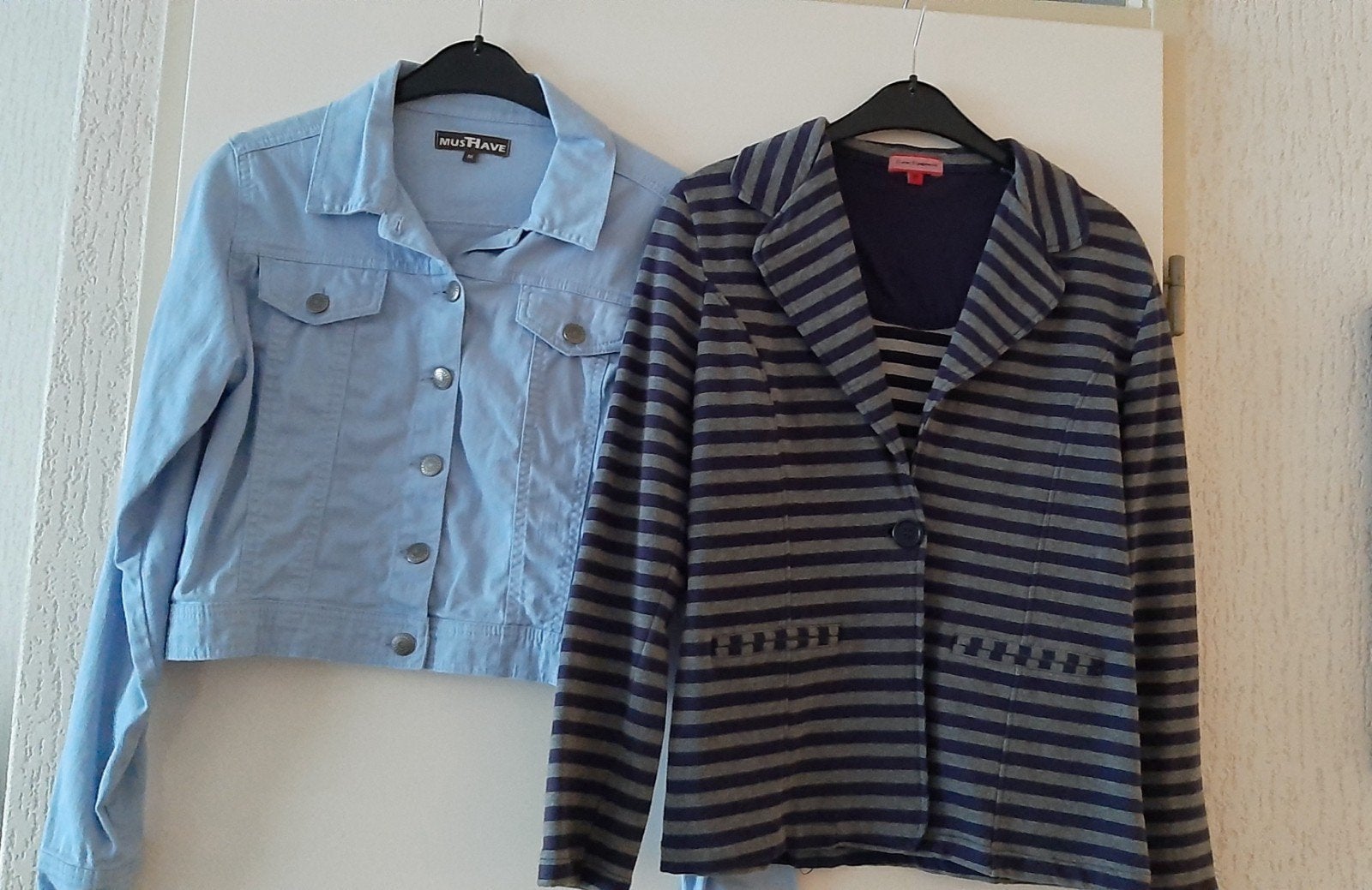 Jasjes: lichtblauw spijkerjasje & gestreept jasje - Maat M, Kleding | Dames, Maat 38/40 (M), Blauw, Ophalen of Verzenden, Jasje