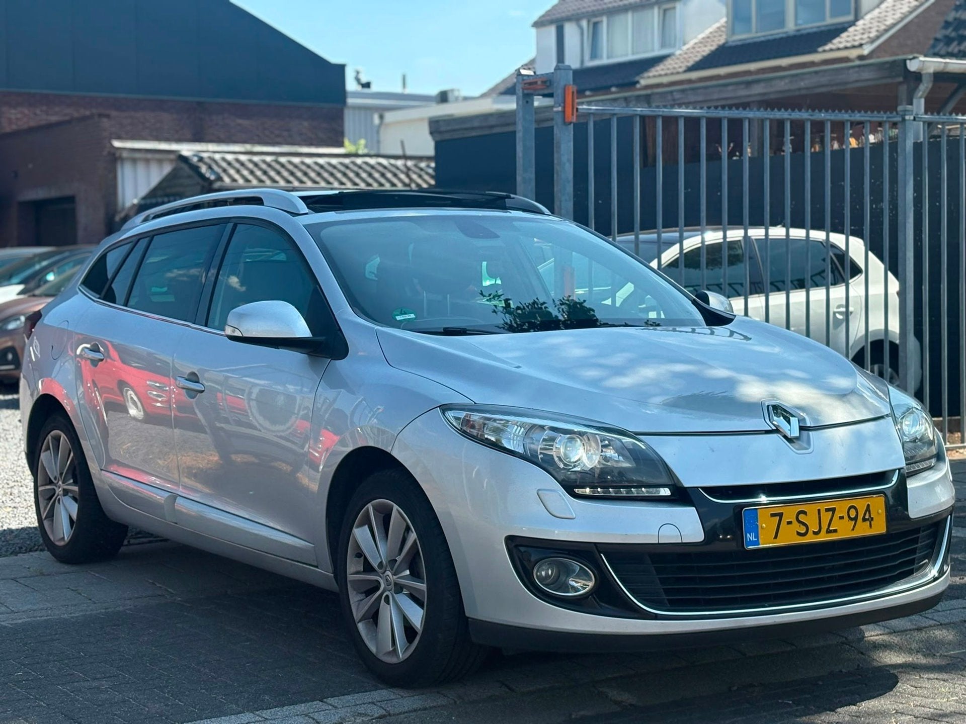 Renault Mégane Estate 2.0 Bose | Panoramadak | Xenon | Trek, Auto's, Renault, Euro 5, Gebruikt, Zwart, 4 cilinders
