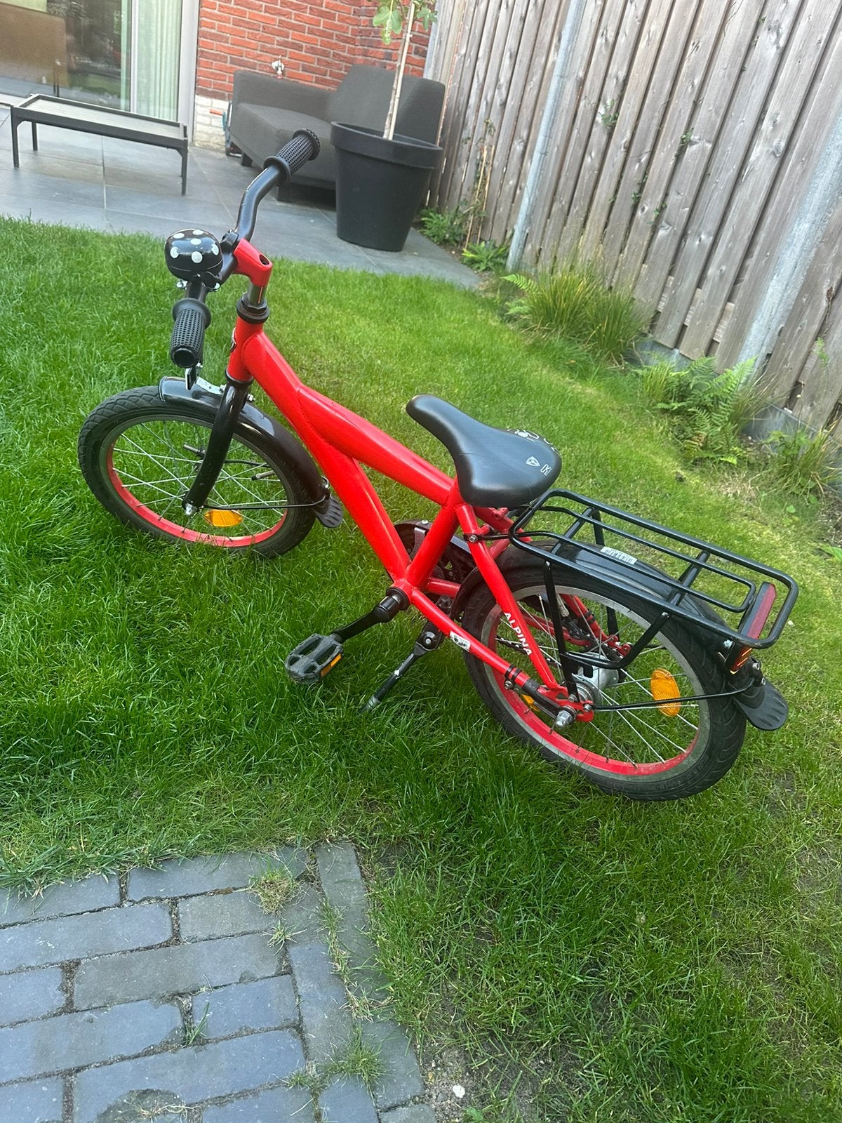 Nette 16 inch kinderfiets rood – bagagedrager & bel, Ophalen, Zo goed als nieuw, 16 tot 20 inch, Zijwieltjes