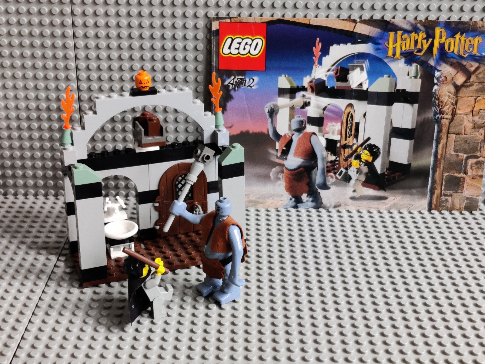 Lego Harry Potter 4712 Troll on the Loose (2002) compleet, Ophalen of Verzenden, Gebruikt
