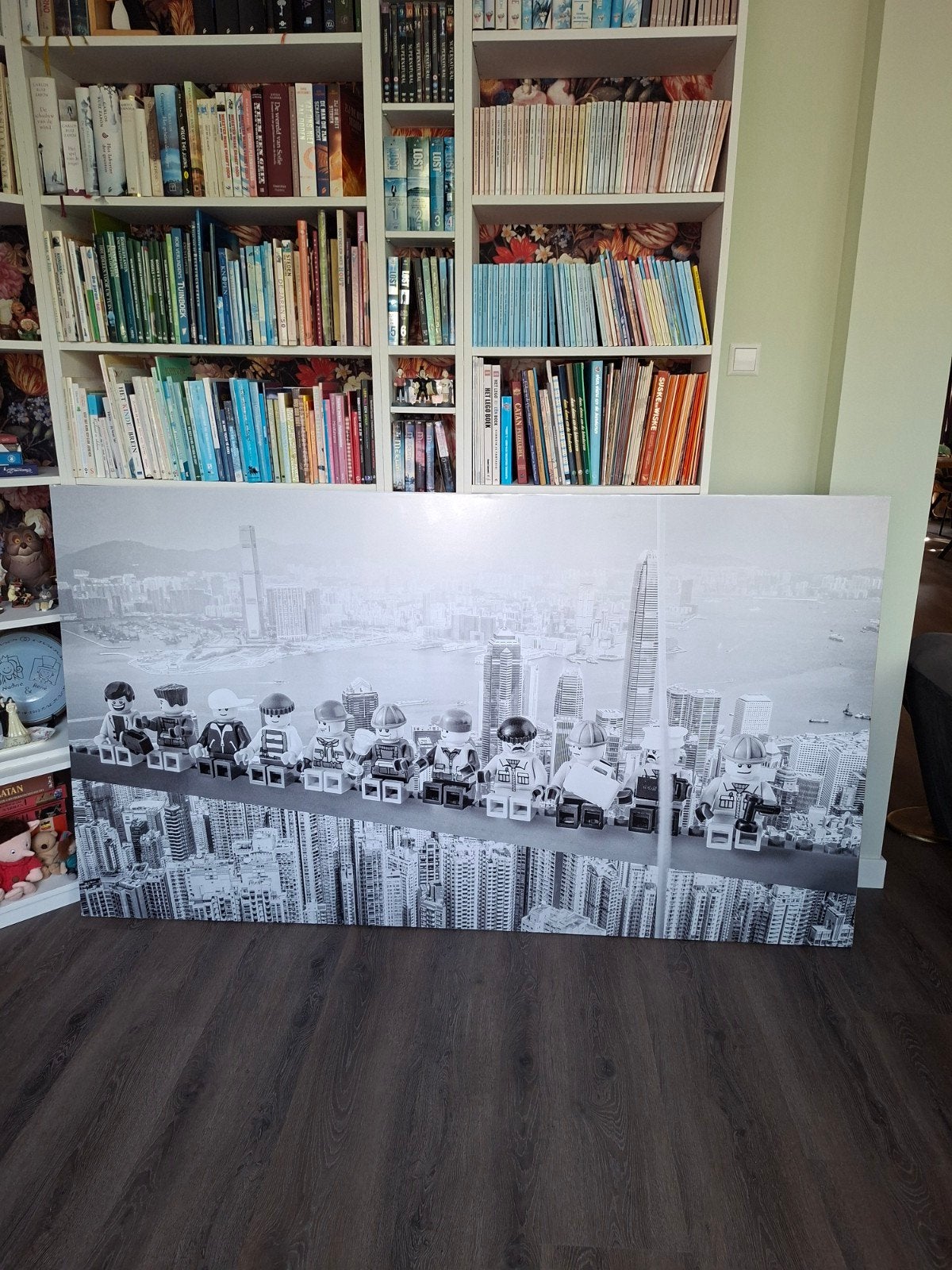 Groot schilderij Lego figuren op wolkenkrabber, Ophalen, Gebruikt, 125 cm of meer, Foto of Poster