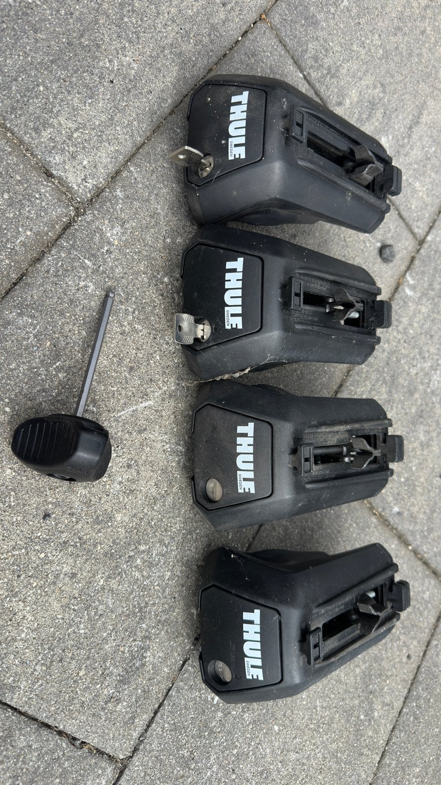 Thule Evo Voetenset 710410 voor verhoogde dakrails (4 stuks), Auto diversen, Dakdragers, Ophalen of Verzenden, Gebruikt