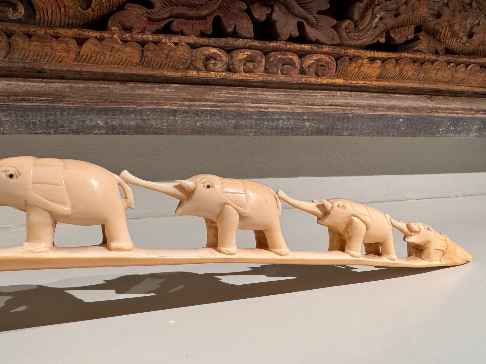 Uniek ivoren beeldje: olifanten en krokodil met CITES, Antiek en Kunst, Natuurlijk materiaal, Verzenden, 50 - 100 cm, Klassiek