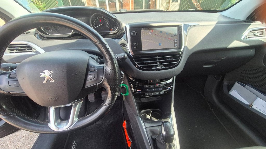 Peugeot 208 1.4 VTi Allure NIEUWE APK AIRCO CRUISE NAVI, Voorwielaandrijving, Euro 5, Stoelverwarming, Zwart