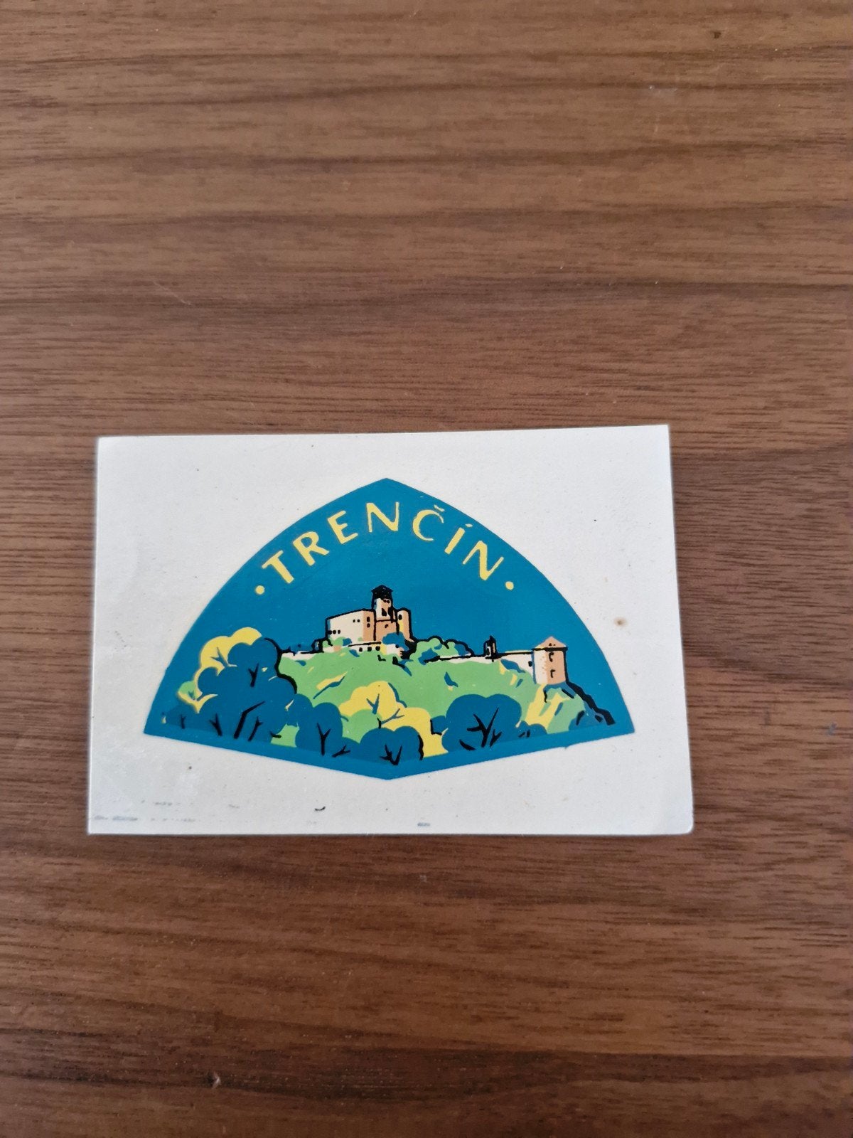 8472 Vintage Trencin Sticker - Kasteel en Landschap, Ophalen of Verzenden, Gebruikt, Overige typen