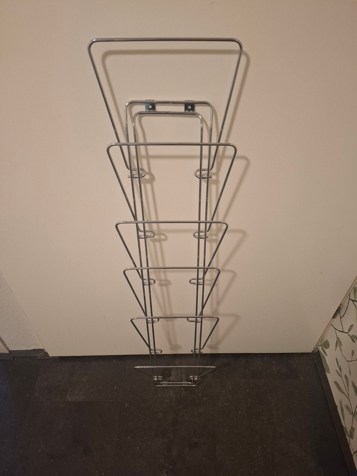 Metalen tijdschriftenrek voor wandmontage, Huis en Inrichting, Ophalen