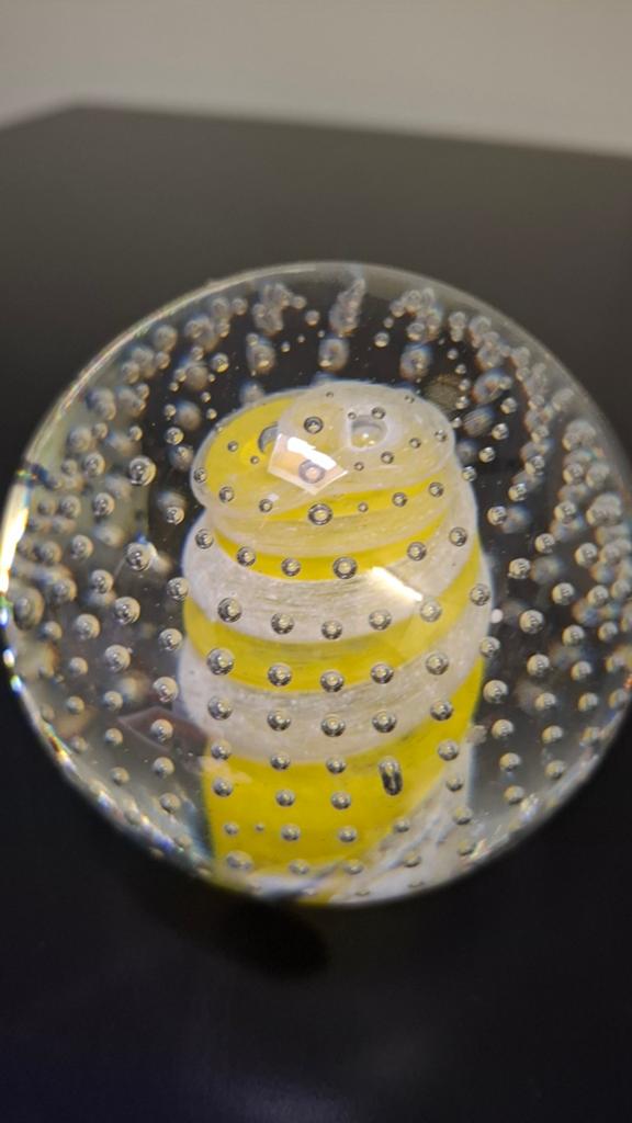 Glazen presse-papier met gele spiraal en bubbels, Ophalen