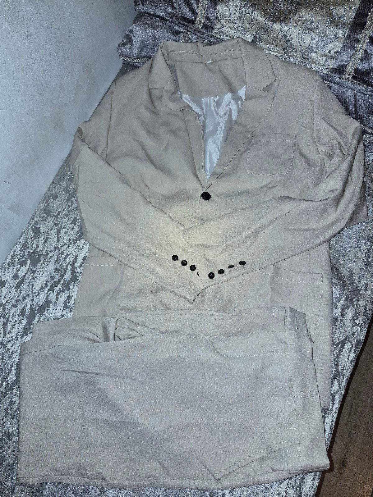 NIEUW beige pak maat M  MOET WEG, Ophalen, Nieuw, Beige