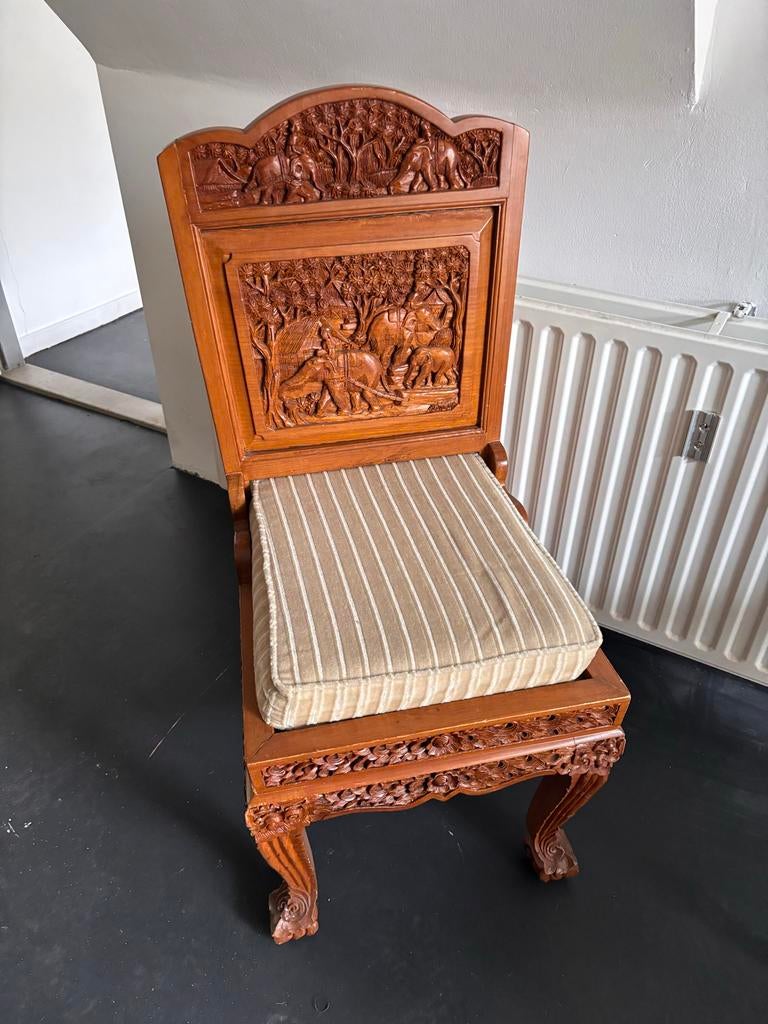 Thaise houten stoel met houtsnijwerk, Huis en Inrichting, Stoelen, Ophalen, Bruin, Zo goed als nieuw, Thais houtsnijwerk