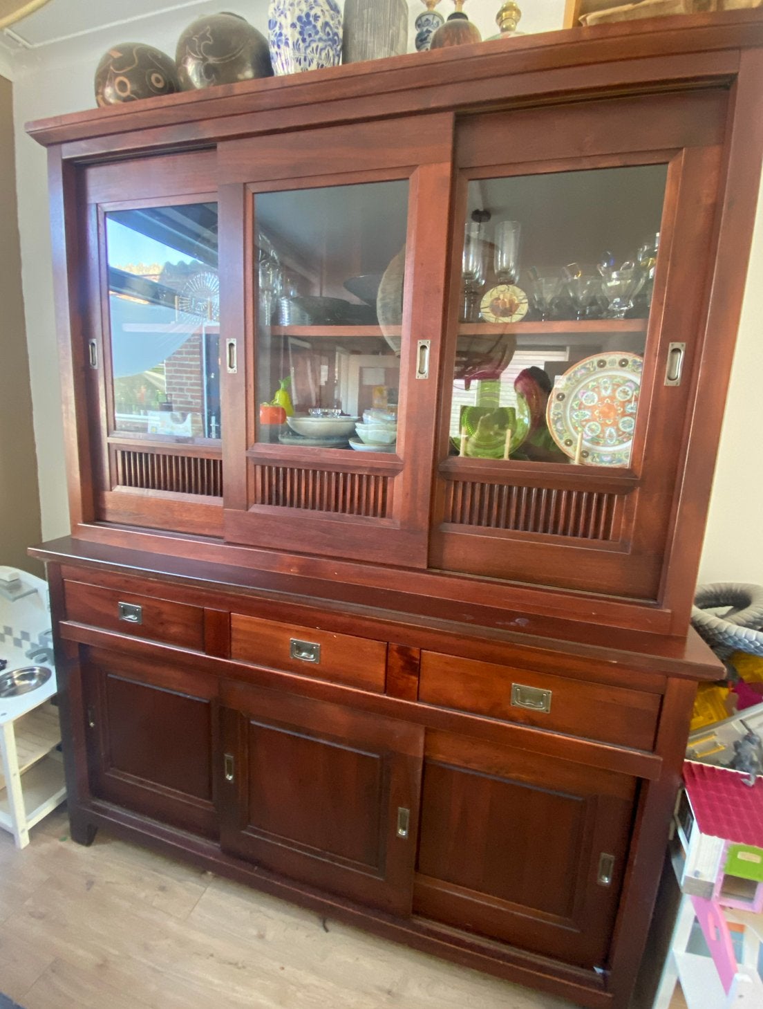 Antieke Teak Houten Servieskast met Glazen Schuifdeuren, Ophalen