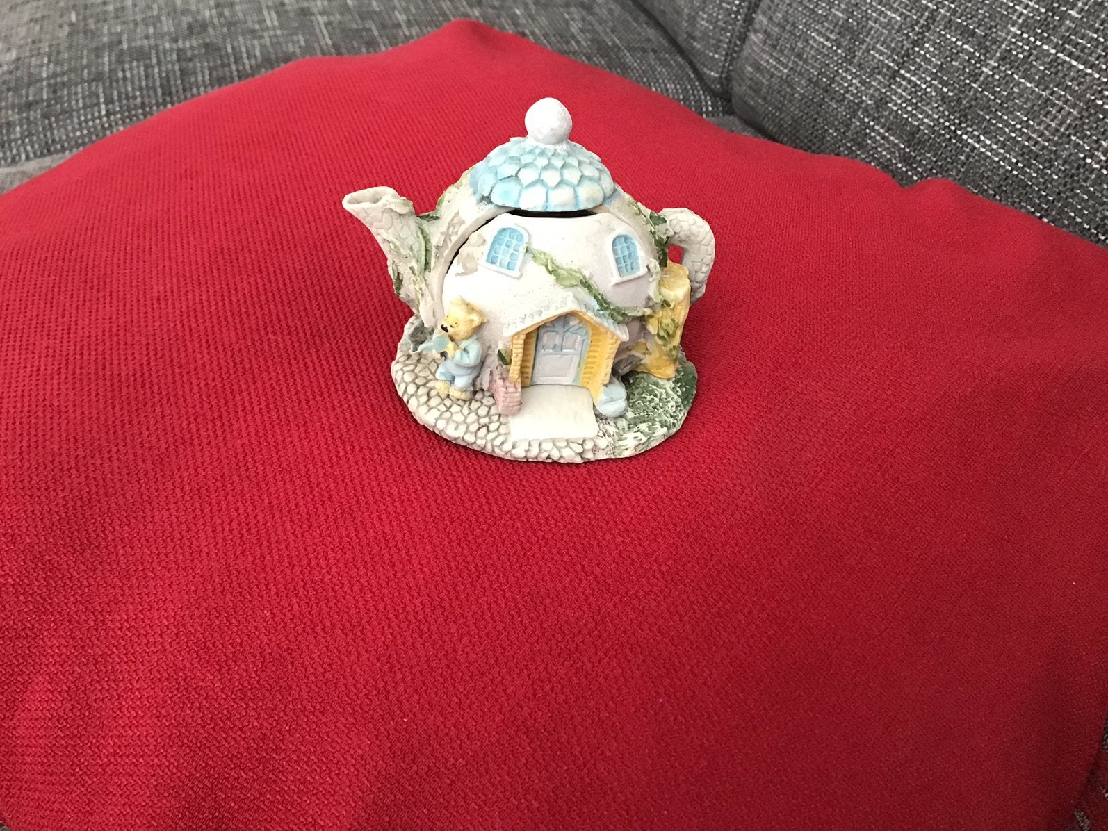 Decoratief theepotjebeeldje in de vorm huisje met beertjes ., Ophalen, Gebruikt, Beeldje