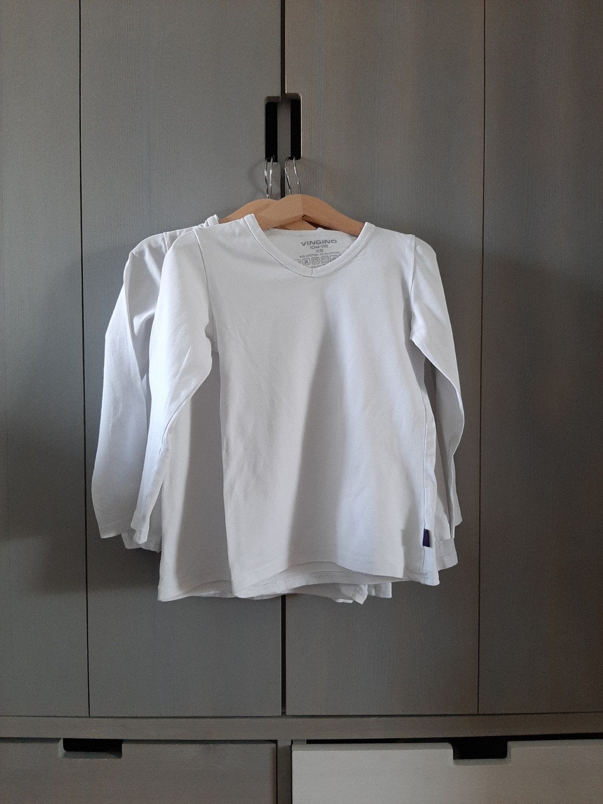 Vier vingino basis longsleeves wit V-hals 4 maat 104/116., Kinderen en Baby's, Kinderkleding | Maat 110, Gebruikt, Ophalen of Verzenden
