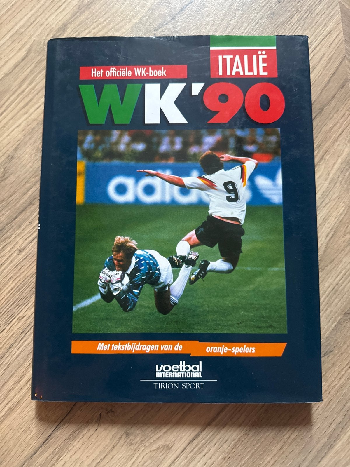 WK'90 Voetbal Italië - Het officiële WK-boek, Boeken, Ophalen of Verzenden, Gelezen, Overige sporten