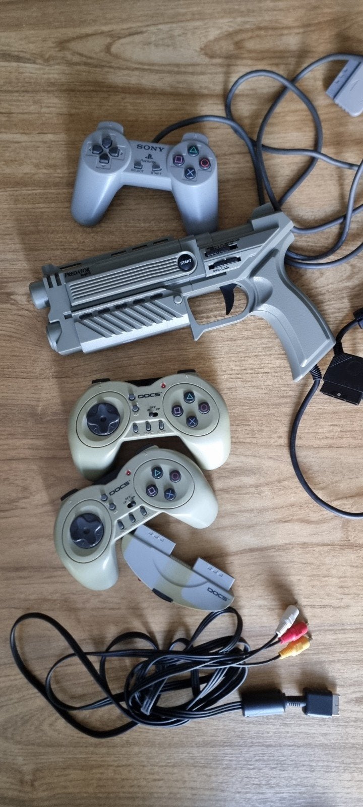 PS1 Controllers, Lightgun en AV Kabel - DOCS Wireless, Spelcomputers en Games, Spelcomputers | Sony PlayStation Consoles | Accessoires