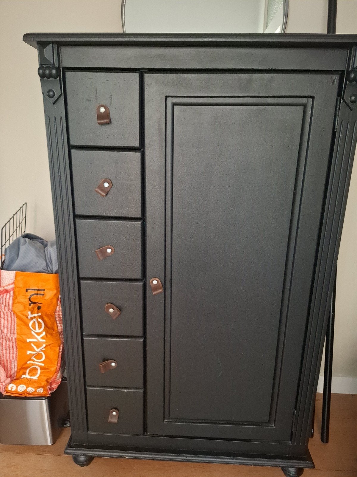 Zwarte grenen meidenkast met leren greepjes, Huis en Inrichting, Kasten | Kledingkasten, Ophalen, 25 tot 50 cm, Grenenhout, 50 tot 100 cm