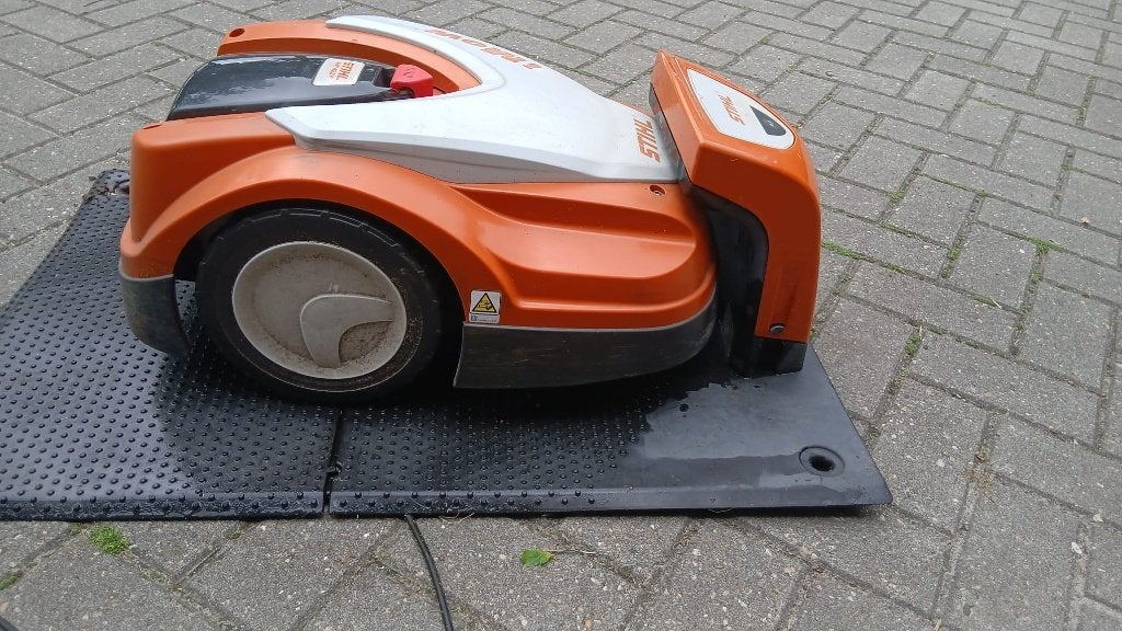 Stihl robot grasmaaier, Ophalen, Gebruikt, 20 tot 25 cm, STIHL