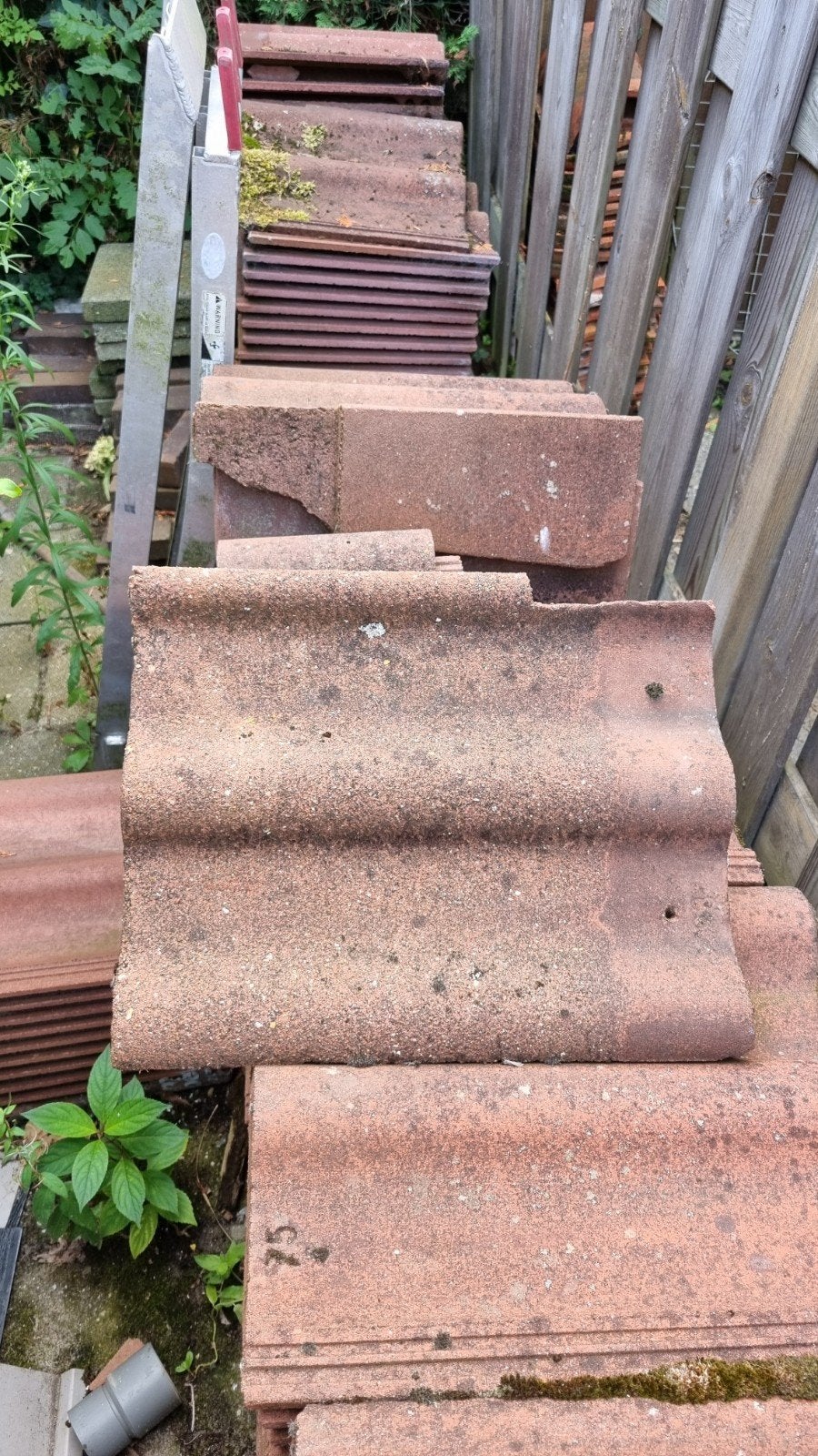 Betonnen dakpannen - ruim 120 stuks, Doe-het-zelf en Verbouw, Dakpannen en Dakbedekking, Ophalen, Overige materialen, Gebruikt