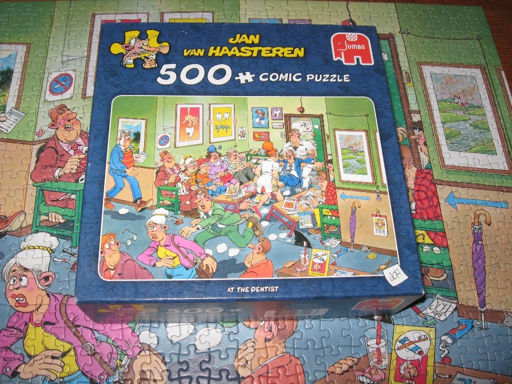 Jan van Haasteren AT THE DENTIST 500 stukjes, Hobby en Vrije tijd, Denksport en Puzzels, Ophalen of Verzenden, 500 t/m 1500 stukjes
