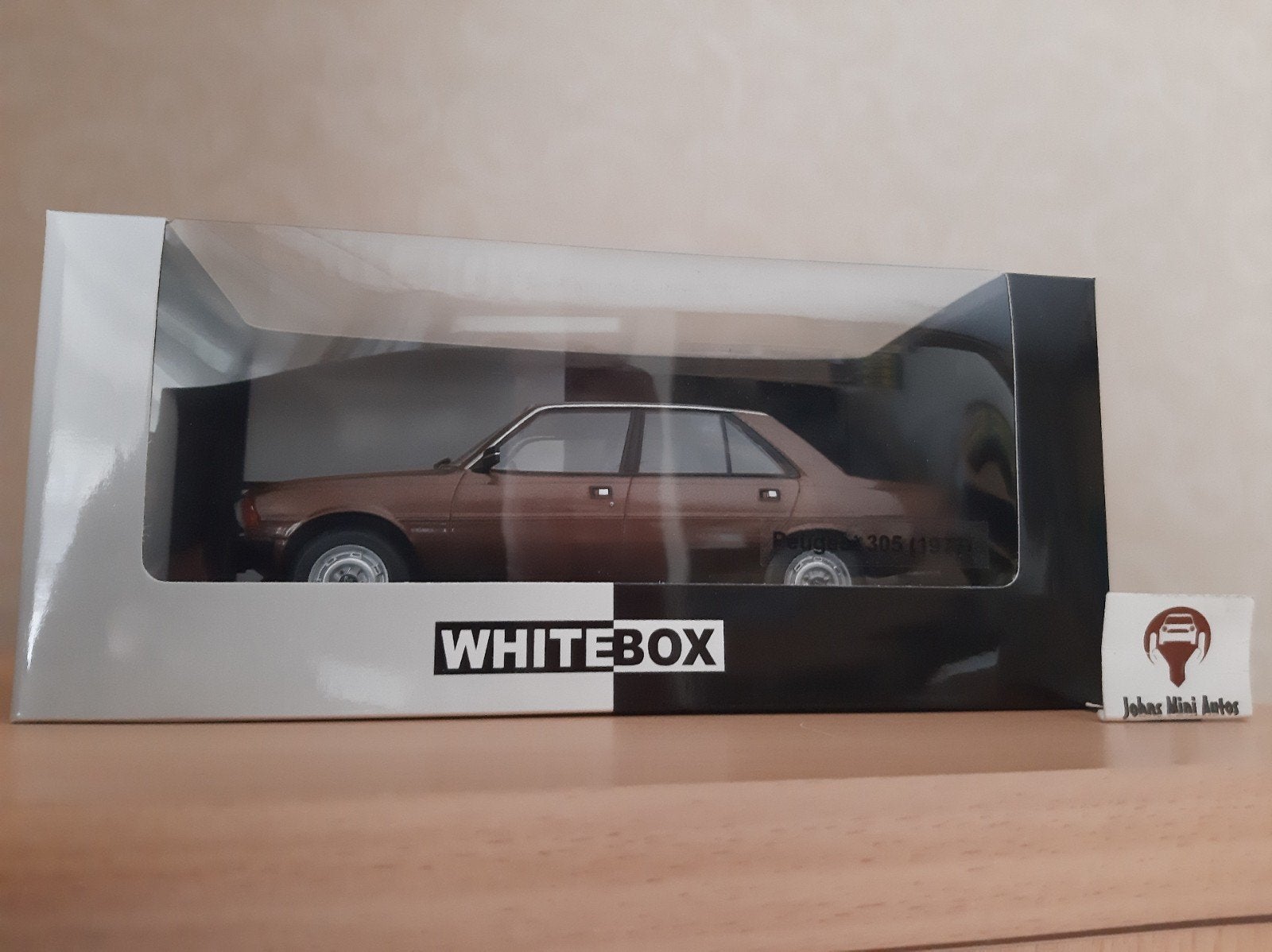 Peugeot 305 uit 1977 in bruin-metallic van Whitebox 1:24, Overige merken, Auto, Nieuw, Ophalen of Verzenden