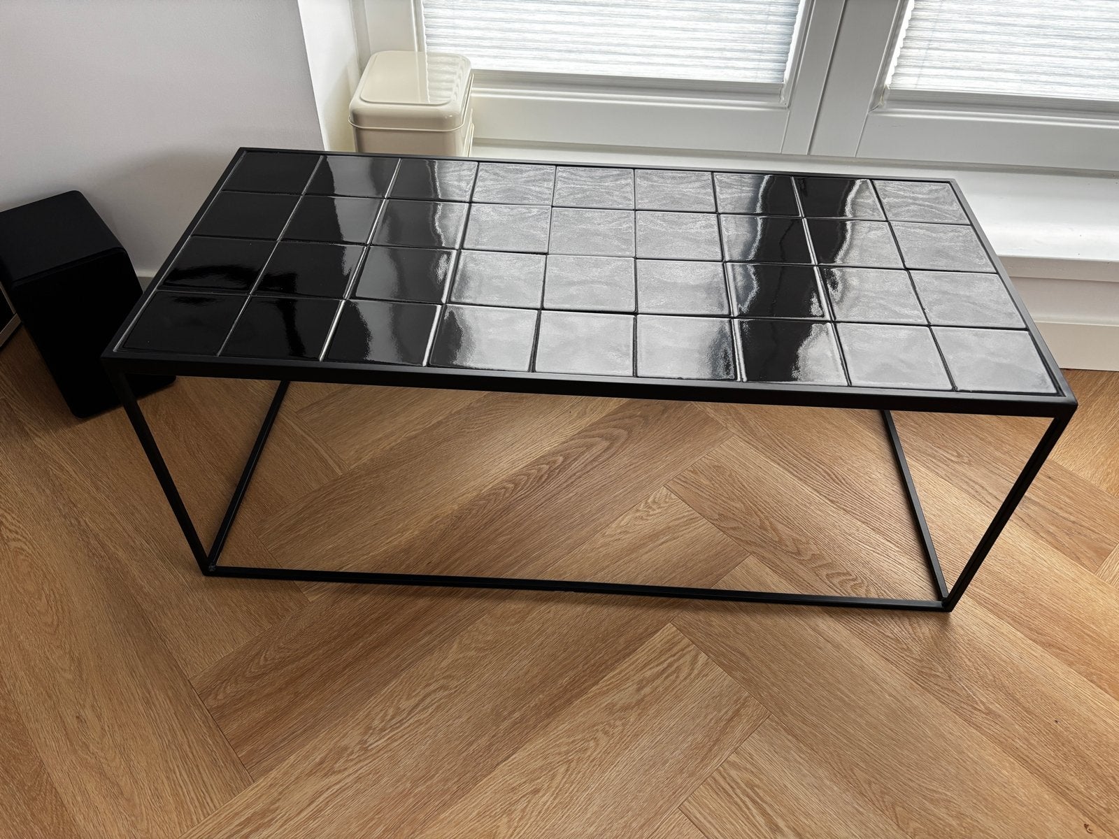 Retro salontafel met metalen frame en zwarte tegels, Huis en Inrichting, Ophalen, Minder dan 50 cm, 50 tot 100 cm, Zo goed als nieuw