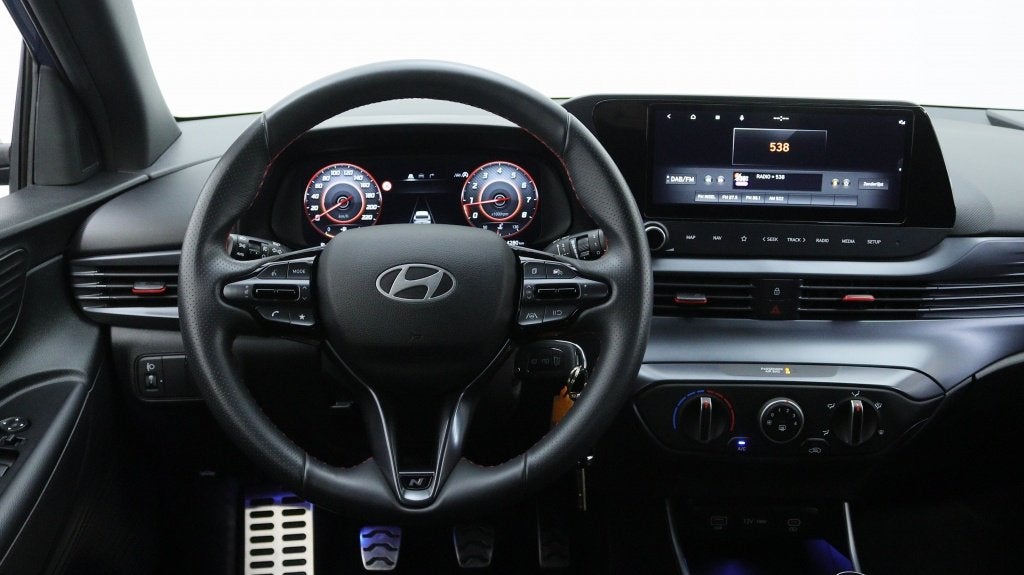 Hyundai i20 1.2 N Line | Navigatie | Private lease 429,- p.m, Gebruikt, Zwart, 4 cilinders, Blauw