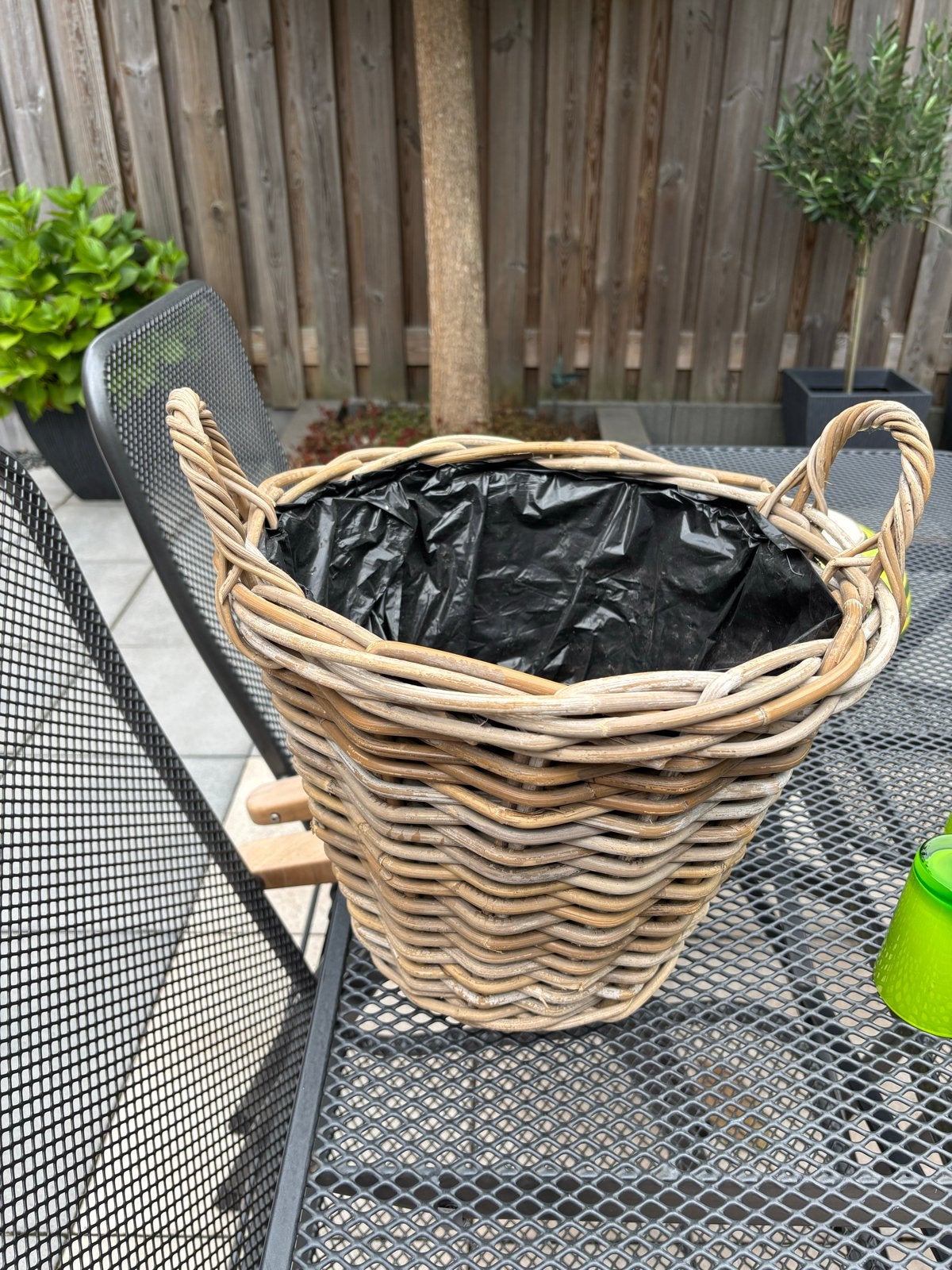 Rotan bloempot/plantenmand met plastic binnenvoering, Tuin en Terras, Bloembakken en Plantenbakken, Overige materialen, Gebruikt