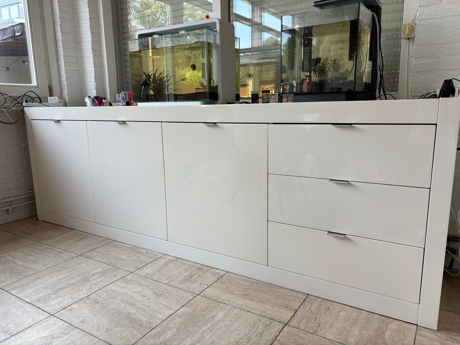 Hoogglans witte dressoir met lades en kastjes, Huis en Inrichting, Ophalen, Gebruikt, 200 cm of meer, Met lade(s)