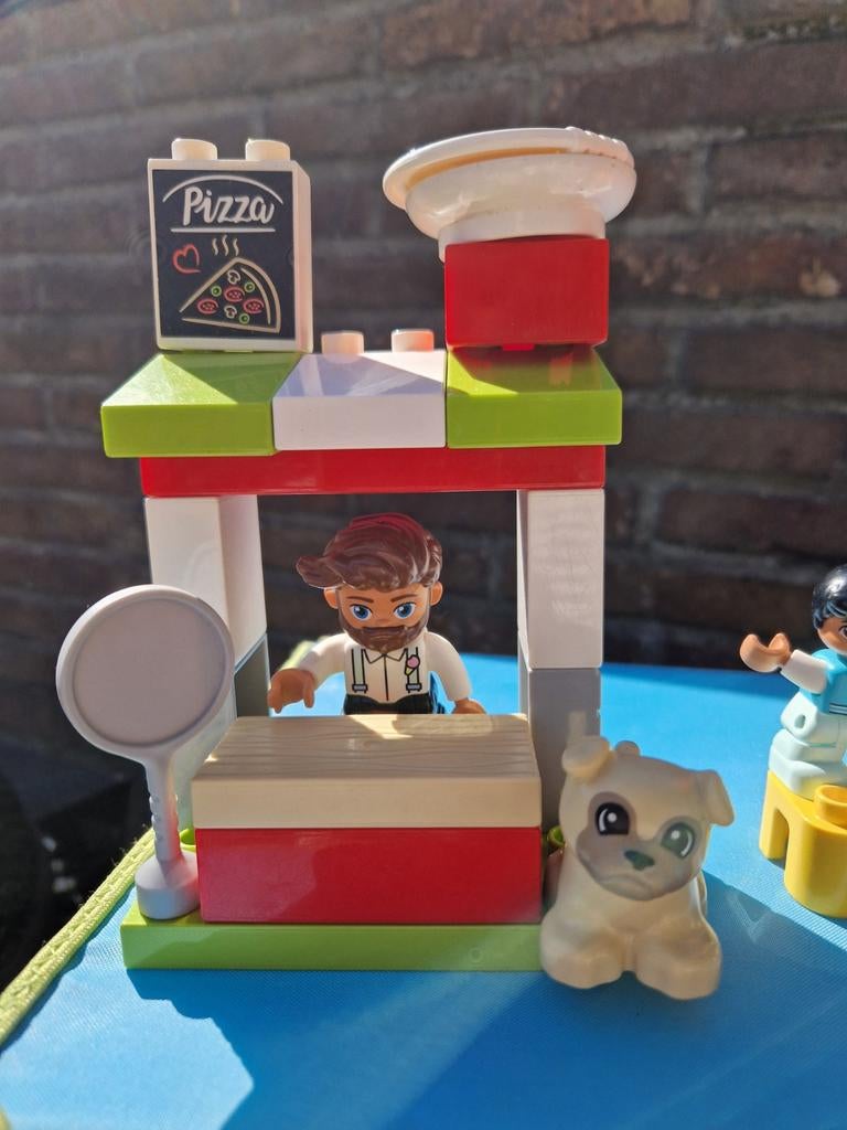 Leuke Duplo pizzakraam met figuurtjes en hondje, Kinderen en Baby's, Inclusief minifiguren, Gebruikt, Ophalen of Verzenden, Duplo
