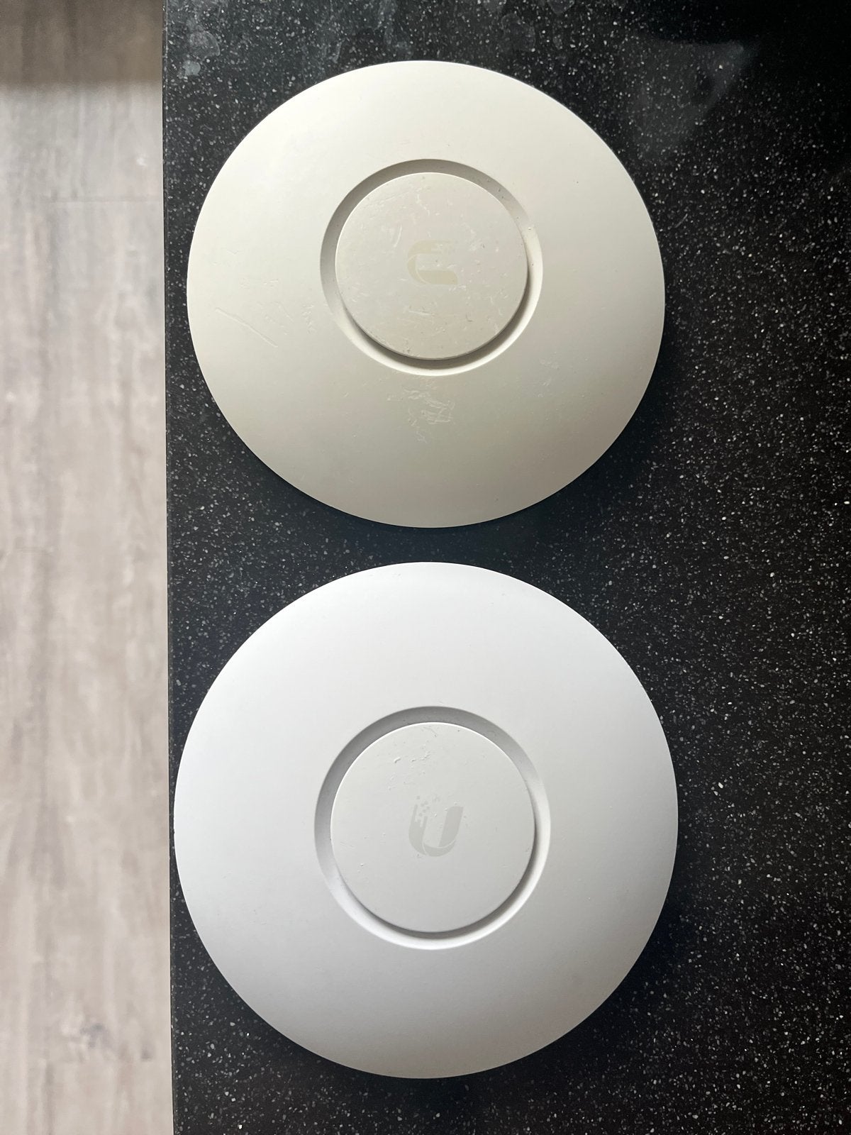 Ubiquiti UniFi AP AC Lite - Set van 2 (Wit en Verkleurd), Computers en Software, Accesspoints, Ophalen, Gebruikt
