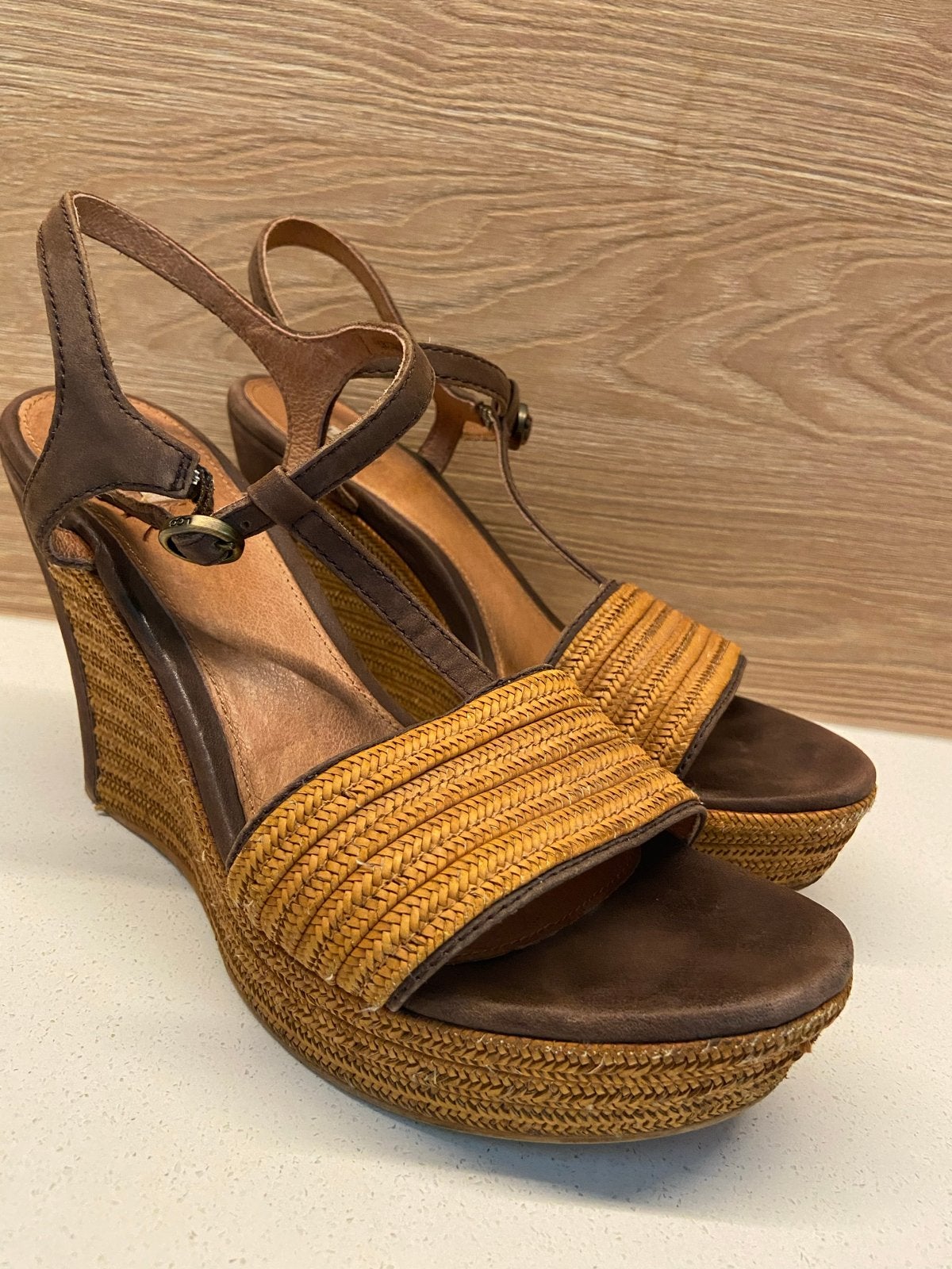 Ugg sandalen met sleehak maat 40/W9 - Zeer nette staat, Kleding | Dames, Schoenen, Bruin, Zo goed als nieuw, Sandalen of Muiltjes