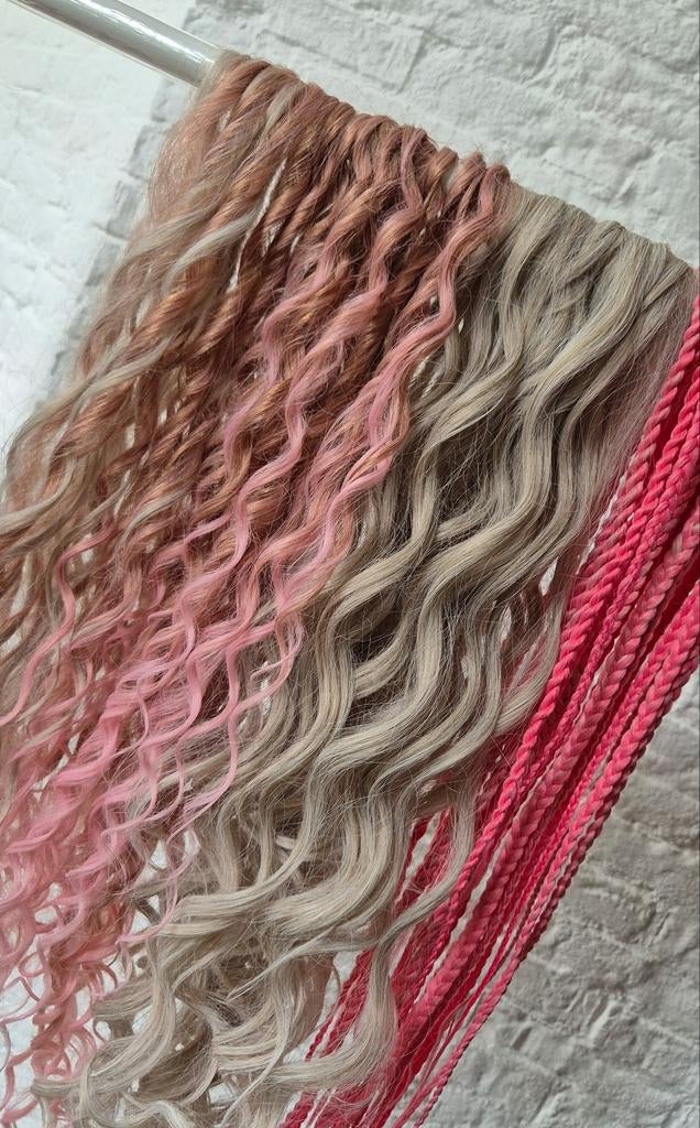 Roze en blonde dreadlocks en krullen set 60DE herbriukbaar, Ophalen of Verzenden, Nieuw, Pruik of Haarverlenging