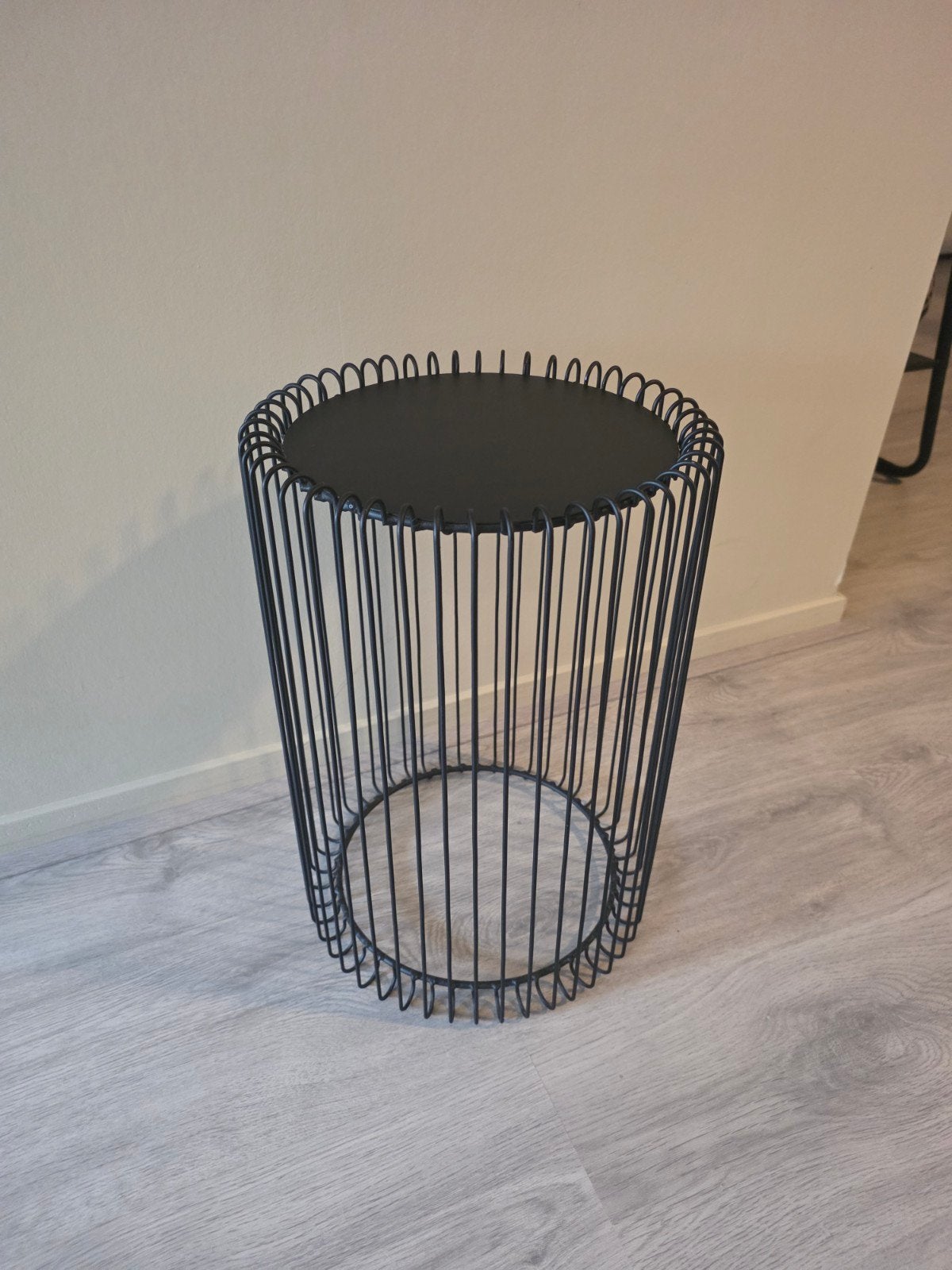 Zwarte metalen bijzettafel/krukje - Zo goed als nieuw, Minder dan 55 cm, Metaal of Aluminium, Rond, Zo goed als nieuw