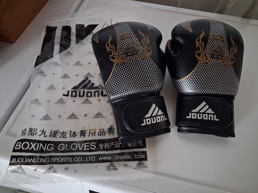 Bijna nieuwe bokshandschoenen - zwart wit goud, Ophalen of Verzenden, Zo goed als nieuw, Bokshandschoenen