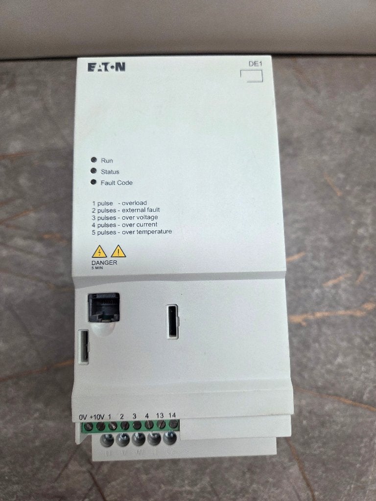 2x Eaton DE1-34011FN-N20N PowerXL VFD 5.5kW 7.5HP 3PH 400V, Hobby en Vrije tijd, Elektronica-componenten, Ophalen of Verzenden