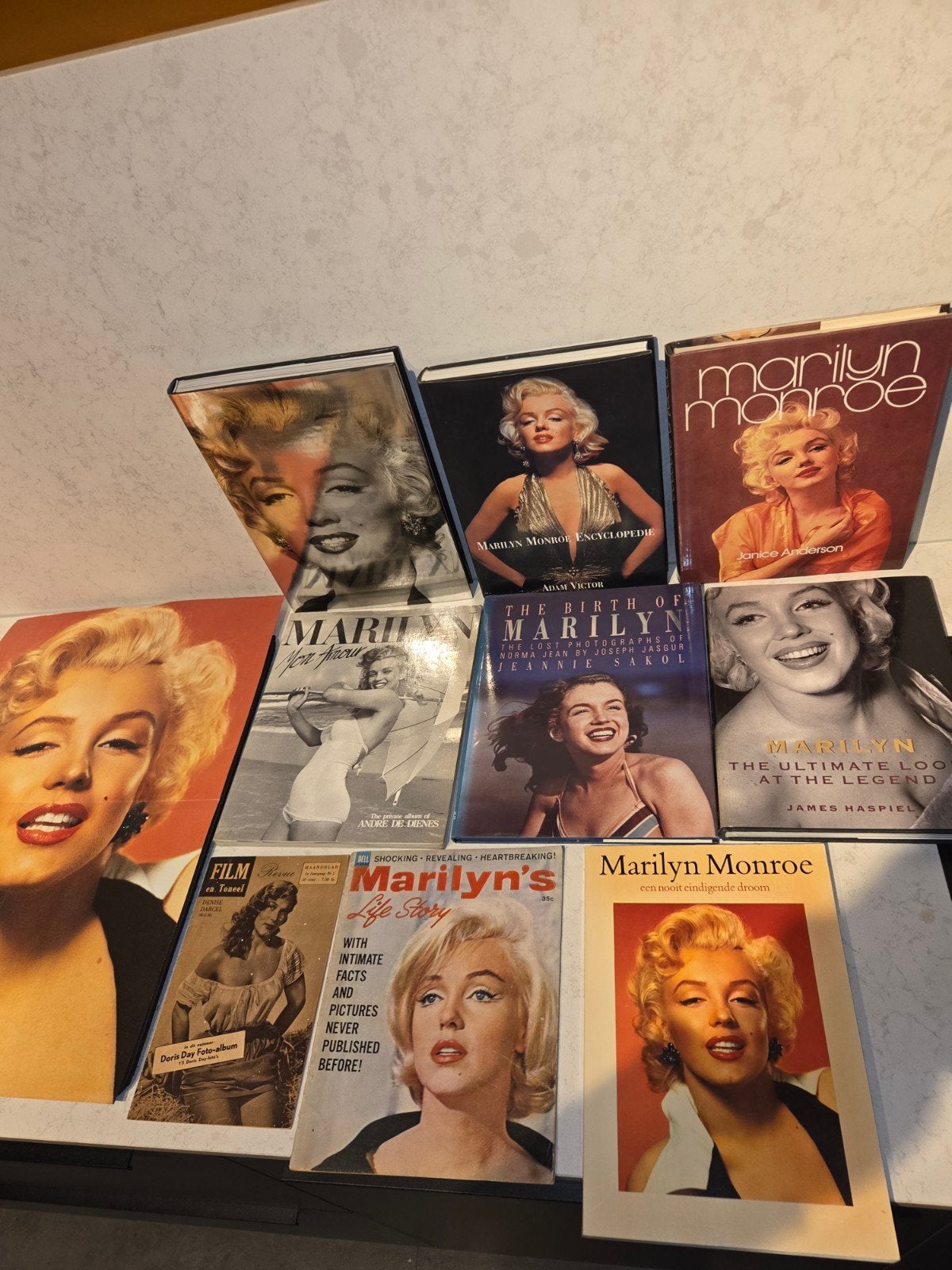 Marilyn Monroe - Verzameling boeken + poster, Boeken, Film, Tv en Media, Ophalen of Verzenden, Zo goed als nieuw, Tv-serie