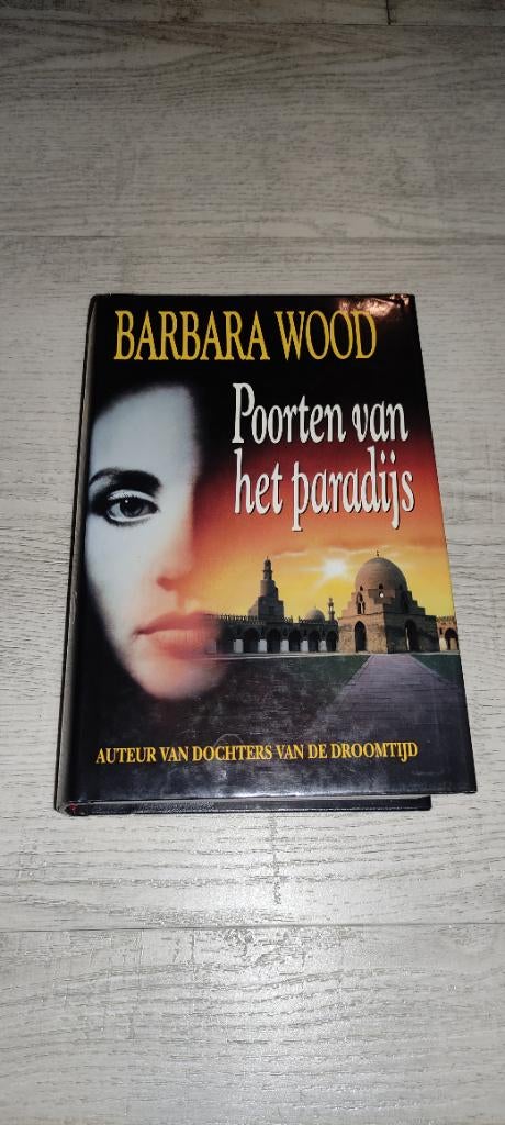 Poorten van het paradijs - Barbara Wood | Hardcover, Boeken, Romans, Ophalen of Verzenden, Gelezen