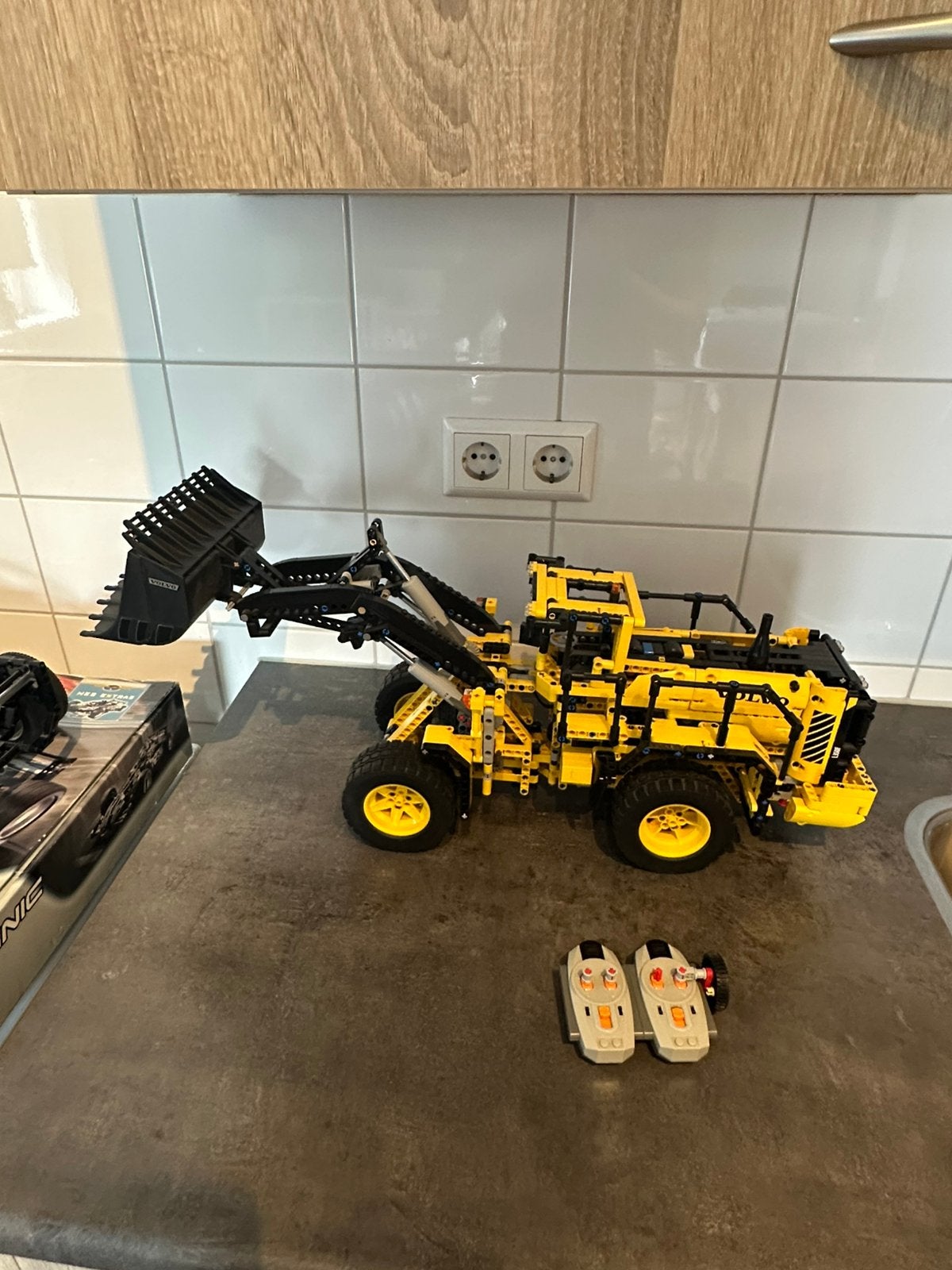 LEGO Technic  Volvo L350F Wiellader - 42030, Ophalen, Zo goed als nieuw