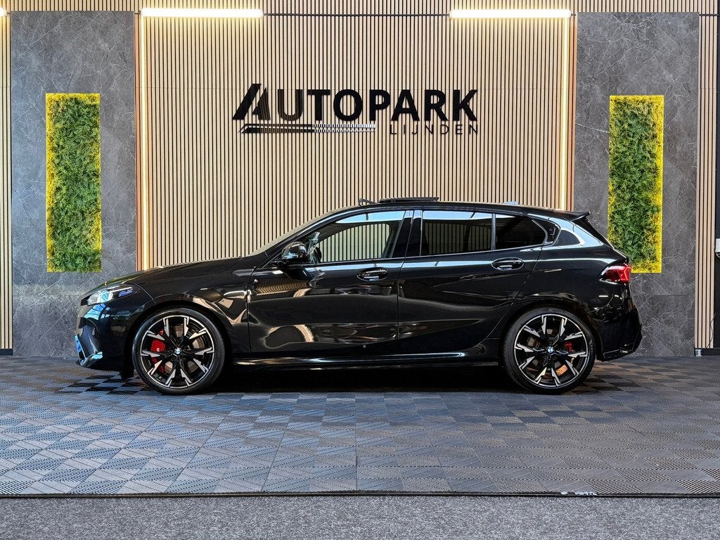 BMW 1-serie 120 M Sport Pro PANO|FABRIEKSGARANTIE|HARMAN KAR, Gebruikt, 156 pk, Automatische klimaatregeling, Zwart