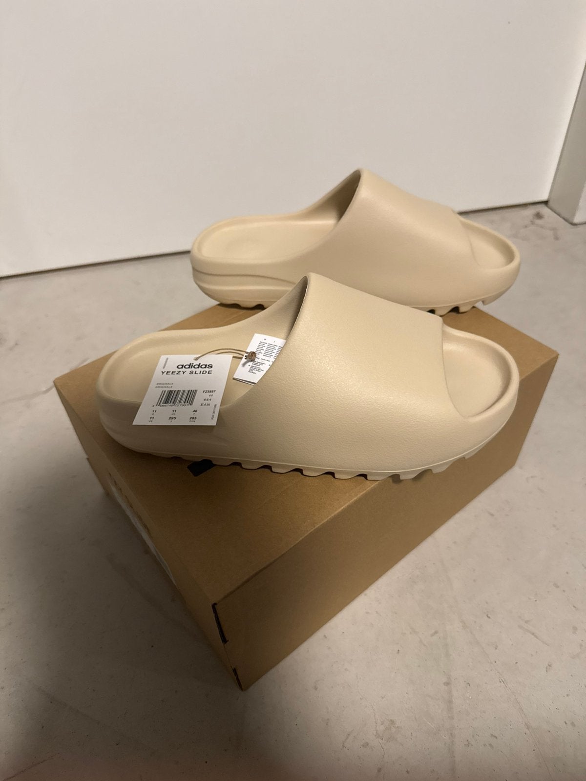 Yeezy Slides Bone 46, Kleding | Heren, Slippers, Overige kleuren, Nieuw, Ophalen of Verzenden