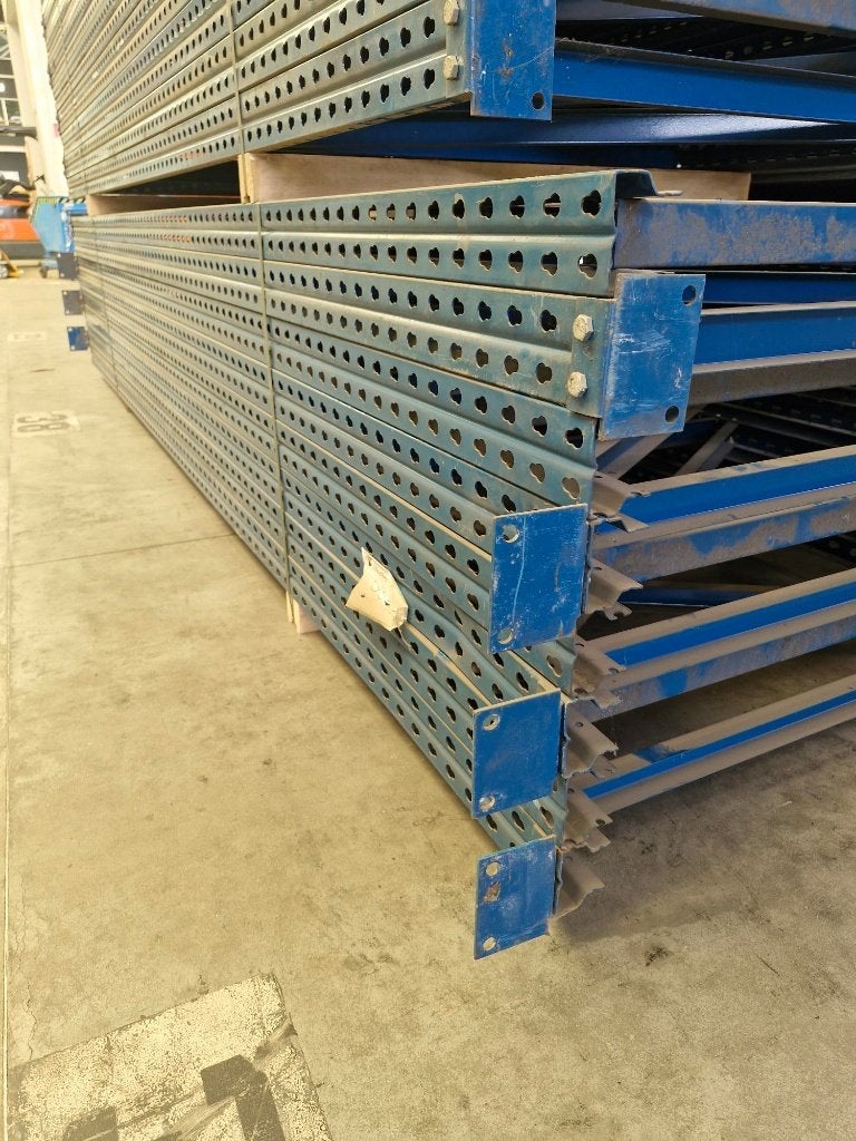 palletstelling blauwe staanders en oranje liggers, Ophalen